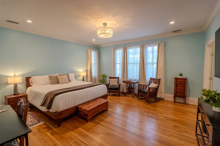 El dormitorio Oaks #1 con cama tamaño king, baño completo privado con bañera y ducha separadas, área de escritorio, ventilador de techo y área de estar separada