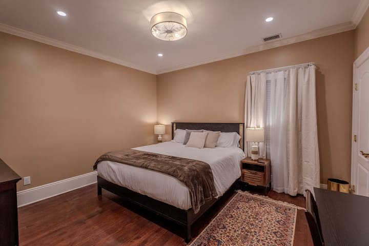 El dormitorio Oaks #2 con cama tamaño king, área de escritorio, ventilador de techo y baño completo privado con ducha