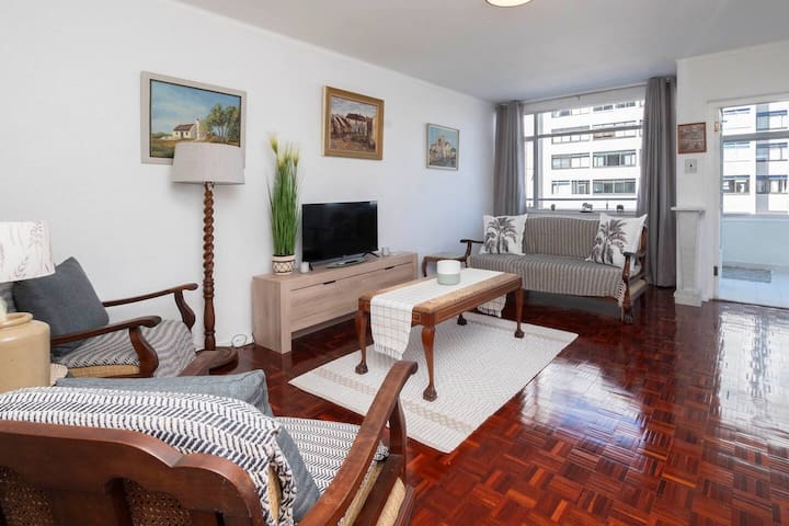 Spacious 2-Bed – Mouille Point