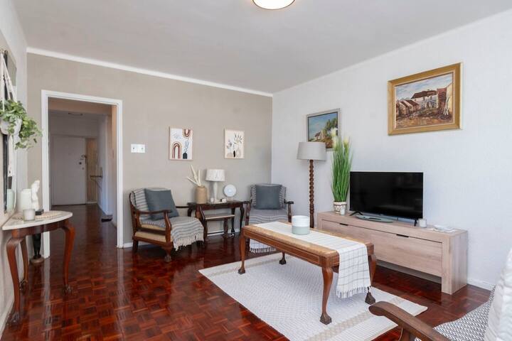 Spacious 2-Bed – Mouille Point gallery image 2