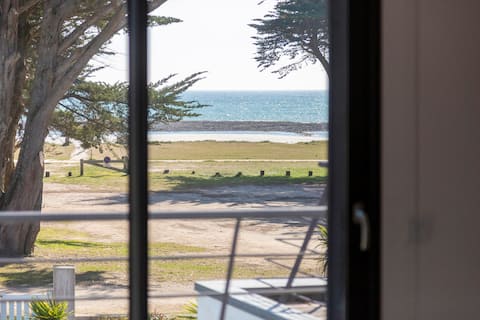 Le Bain de Mer – Beach View