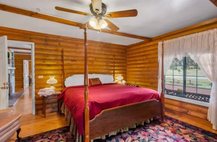 Quarter Horse Inn - Rose Room| Historic Inn - Williams, AZ
