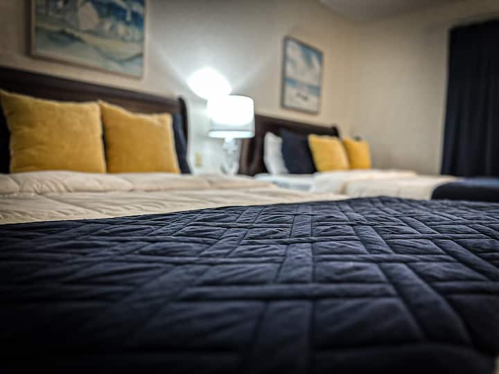 Cada detalle cuenta: la ropa de cama suave y texturizada agrega una sensación de lujo a tu estadía. 