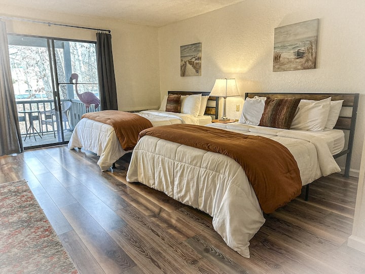 Despierta con vistas serenas al bosque y disfruta de la luz natural que inunda este cómodo dormitorio queen. 