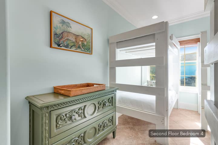 Habitación con literas en el segundo piso, baño privado