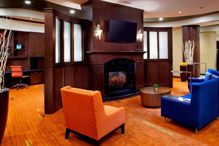 Minutes From Downtown Pittsburgh + Restaurant - Pittsburgh, PA