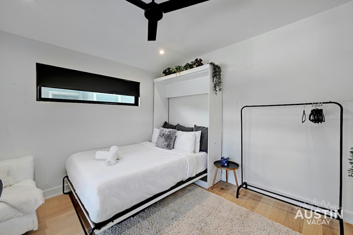 ห้องนอนชั้นบนนี้เป็นส่วนผสมที่ลงตัวของความอบอุ่นและเย็นสบายด้วยเตียงขนาดควีนไซส์แสนสบายที่ปูด้วยผ้าปูที่นอนสุดหรู