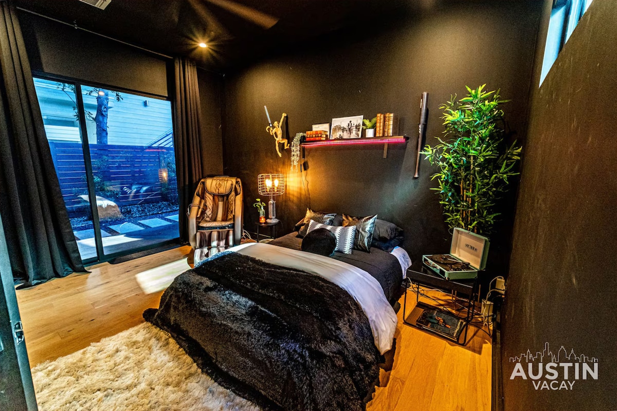 ห้องนอนชั้นล่างนี้มีสิ่งที่ดีที่สุดของทั้งสองโลก: เตียงหรูหราสำหรับการนอนหลับพักผ่อนและเก้าอี้นวดที่ทันสมัยเพื่อการพักผ่อนที่ดีที่สุด