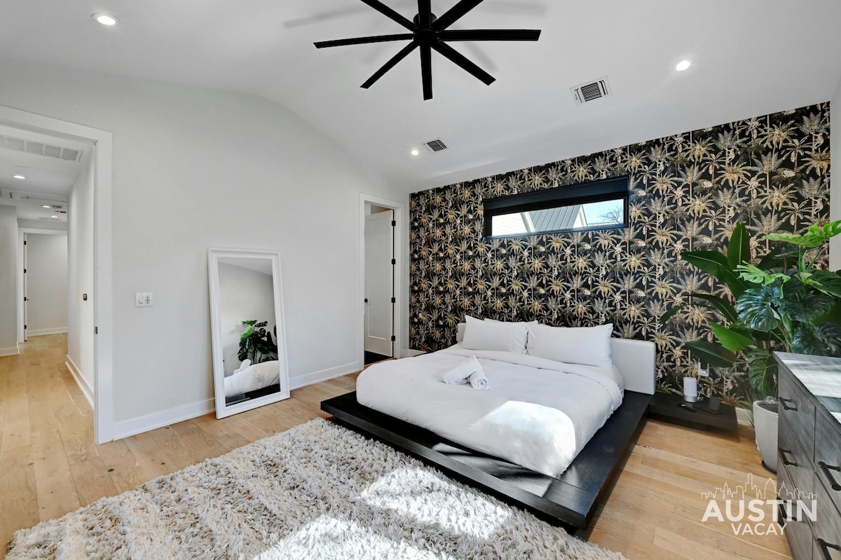 ทุกรายละเอียดในห้องนอนหลักนี้ได้รับการคัดสรรมาอย่างดีเพื่อความสะดวกสบายของคุณ