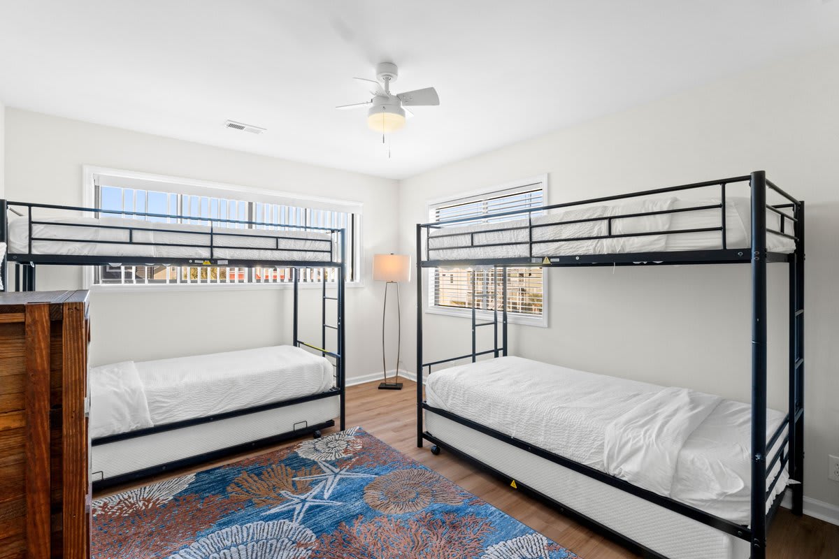 غرفة النوم 3 (الطابق العلوي) - سريران متحركان تحت الأسرّة السفلية