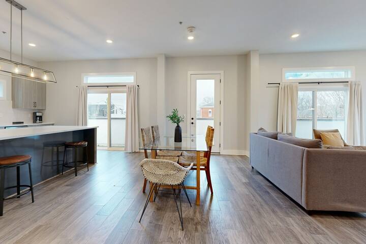 3BR condo w/internet, W/D, close to Downtown gallery image 3