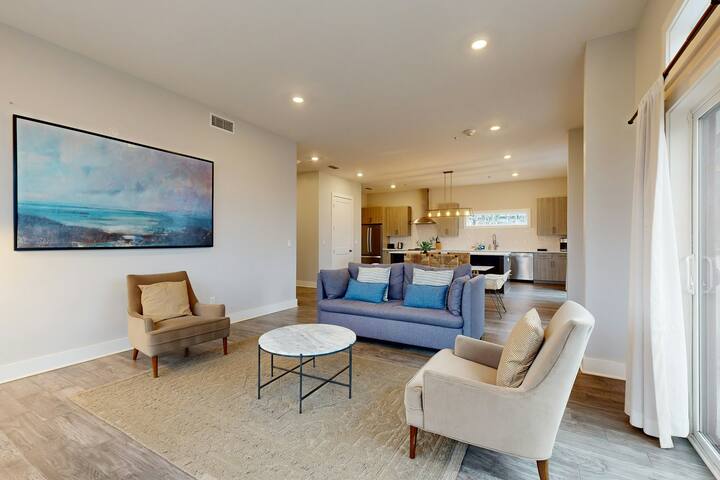 3BR condo w/internet, W/D, close to Downtown gallery image 4