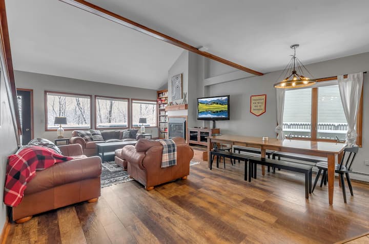 Peak Convenience: Hot Tub, Walkable Resort Retreat - Ellicottville, NY