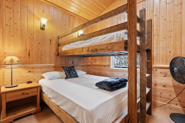 2. spavaća soba – krevetići na kat s bračnim krevetom