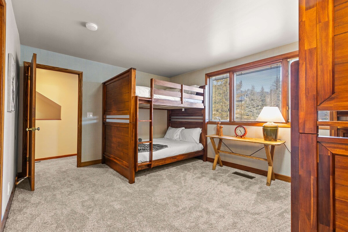 Bonitas literas completas. Esta habitación tendrá capacidad para 8 personas con baño privado. 
