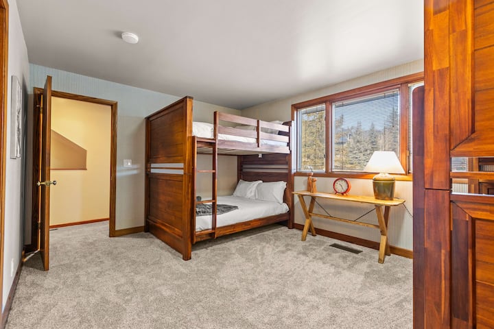 Слатко полни кревети на спрат. Во оваа соба ќе може да се сместат 8 лица со сопствена бања 
