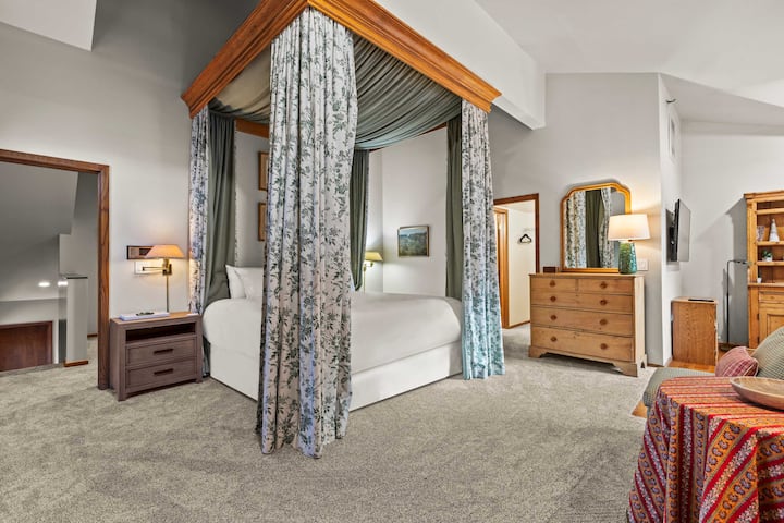 Главна спална соба со удобен брачен кревет (широк 150-179 см) заедно со кауч со брачен кревет (широк 180-179 см) во делот за телевизорот. 
