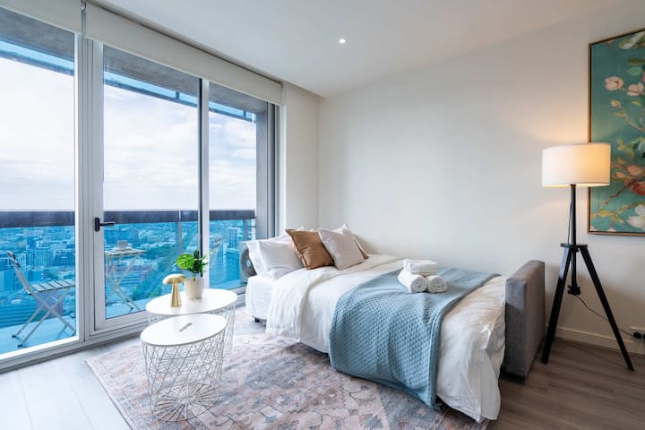 Pohodlná rozkladacia pohovka s manželskou posteľou v obývacej izbe