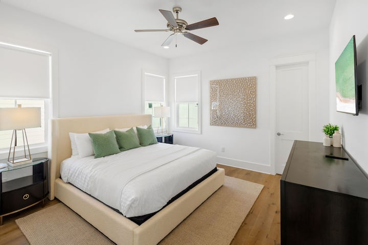 Საძინებელი №10 აღჭურვილია დიდი საწოლით, სმარტ-ტელევიზორითა და კომპლექტით.