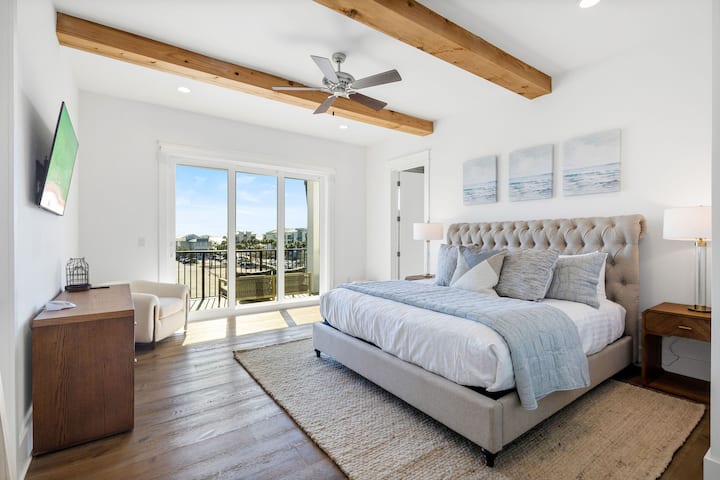 Მე ‑ 7 საძინებელში არის დიდი საწოლი, ჭკვიანი ტელევიზორი, ცალკე აივანზე გასასვლელი და აპარტამენტი.