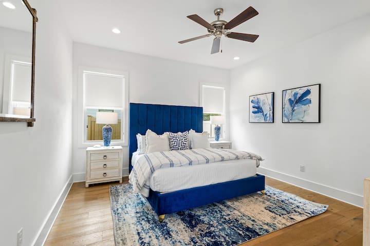 Საძინებელი №1 აღჭურვილია დიდი საწოლით, სმარტ-ტელევიზორითა და კომპლექტით.