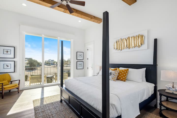 Მე ‑ 5 საძინებელში არის დიდი საწოლი, ჭკვიანი ტელევიზორი, გასეირნება ცალკე აივანზე და აპარტამენტი.