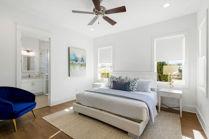 Საძინებელი №3 აღჭურვილია დიდი საწოლით, სმარტ-ტელევიზორითა და კომპლექტით.