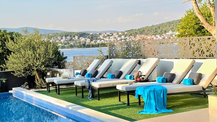 Beachfront Villa Near Trogir For 16 Guests - Okrug Gornji