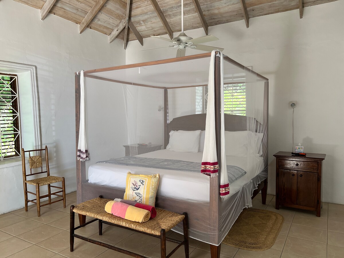 Dormitorio principal dentro de la casa principal con baño privado