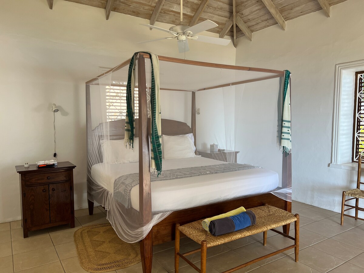 Dormitorio 2 con baño privado.  Situado dentro de la casa principal.