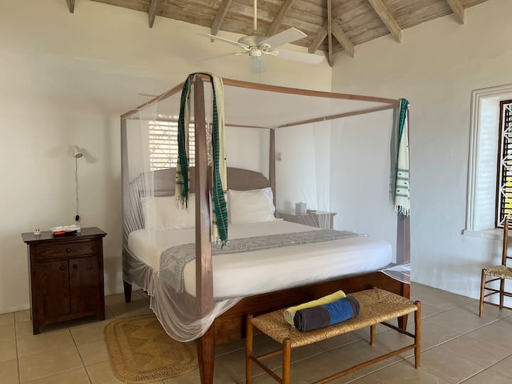 Chambre n °2 avec salle de bain attenante.  Situé à l'intérieur de la maison principale.