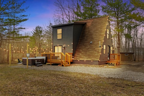 A-Frame w/ Hot tub & Fire Pit & Pet Friendly