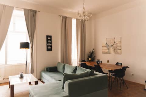Designer Historical 2BD Apartment by Wien Mitte
