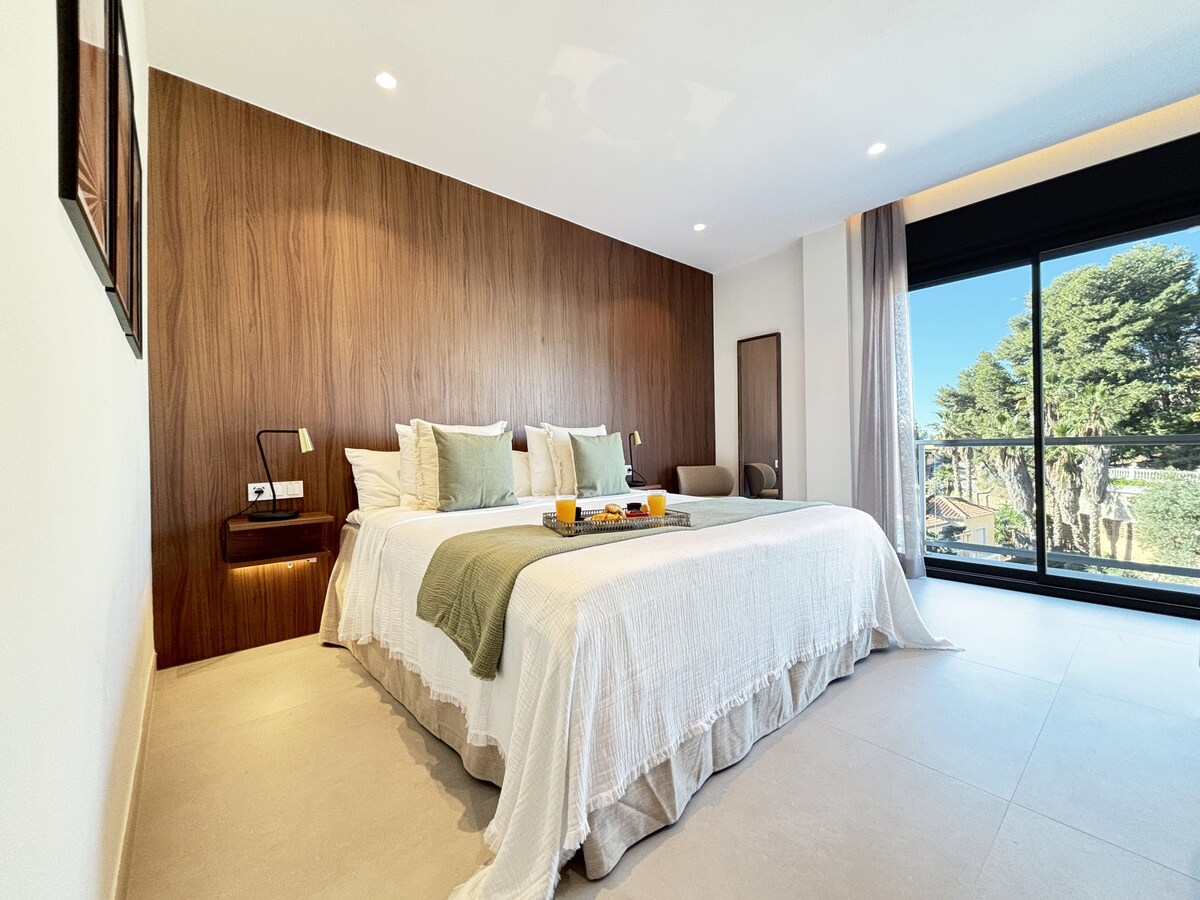 Dormitorio principal moderno y tranquilo con estilo