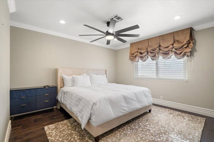 Las Vegas Lux | Pool | Hot Tub | Close to Strip! gallery image 5