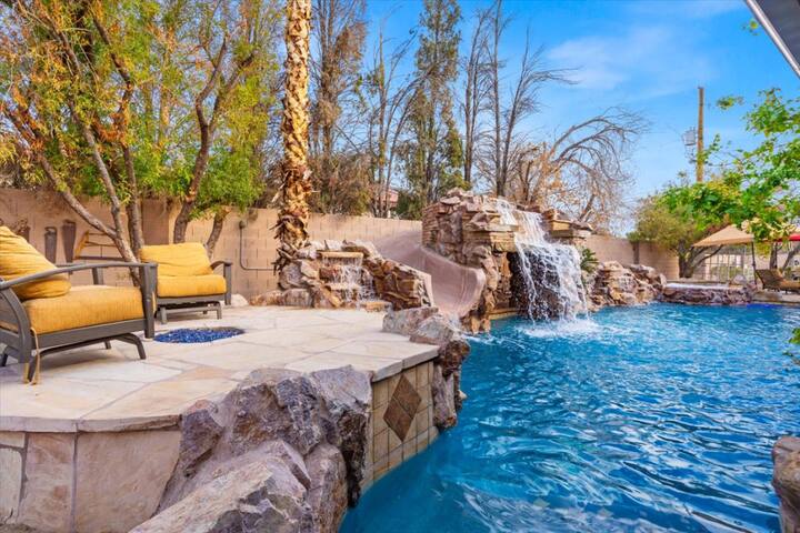 Las Vegas Lux | Pool | Hot Tub | Close to Strip! gallery image 3