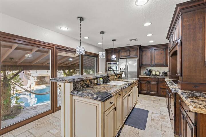 Las Vegas Lux | Pool | Hot Tub | Close to Strip! gallery image 2