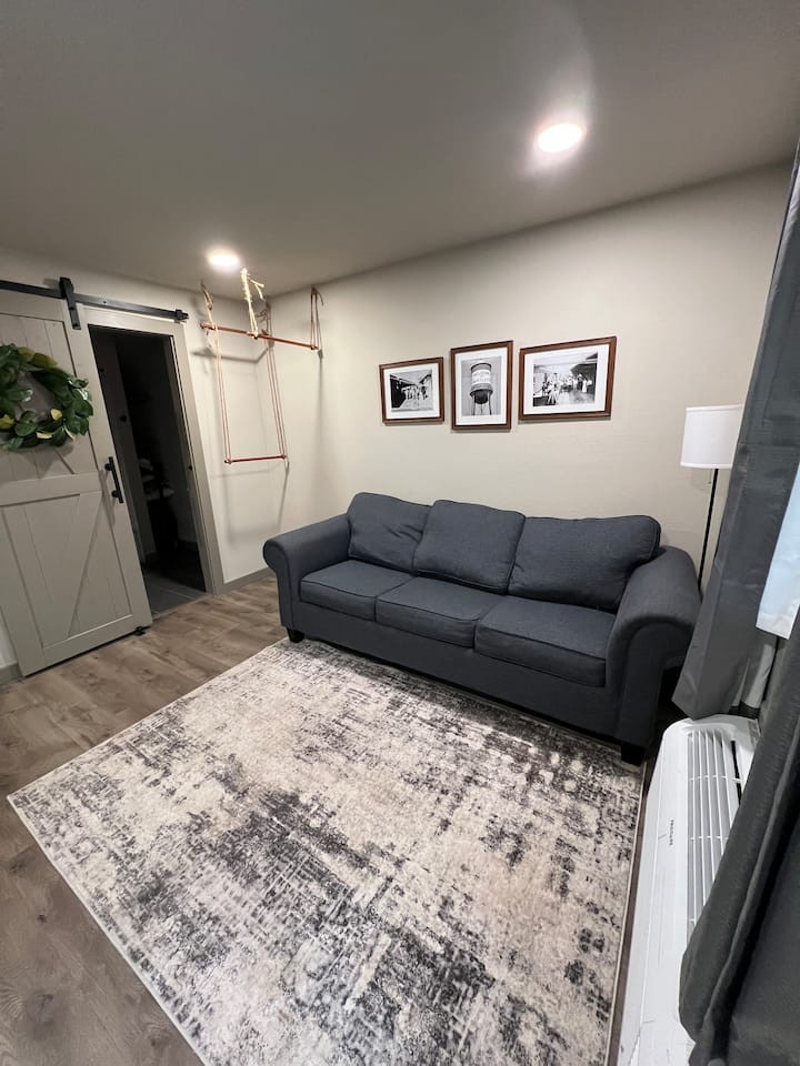 Opustite se u ovom privlačnom dnevnom boravku u četvrti Bartlett Lumberyard Lofts s kaučem na razvlačenje, modernim uređenjem i šarmantnim crno-bijelim fotografijama. Udobna atmosfera i pažljivo osmišljen dizajn čine ga savršenim utočištem nakon cjelodnevnog istraživanja