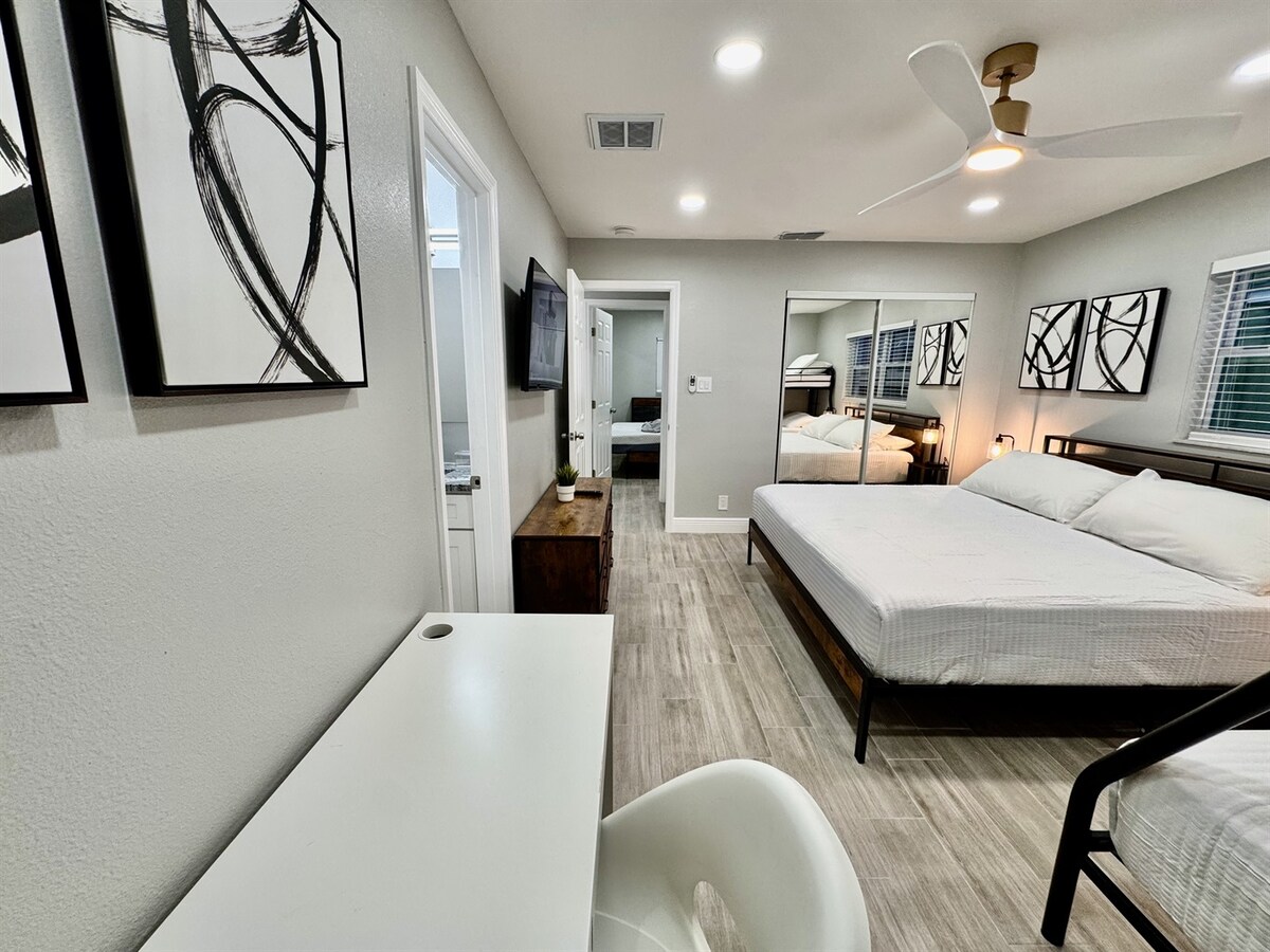 היכנסו לסוויטת המאסטר השלווה והמפוארת, שנועדה להיות מקום הנופש האולטימטיבי שלכם במהלך השהייה.