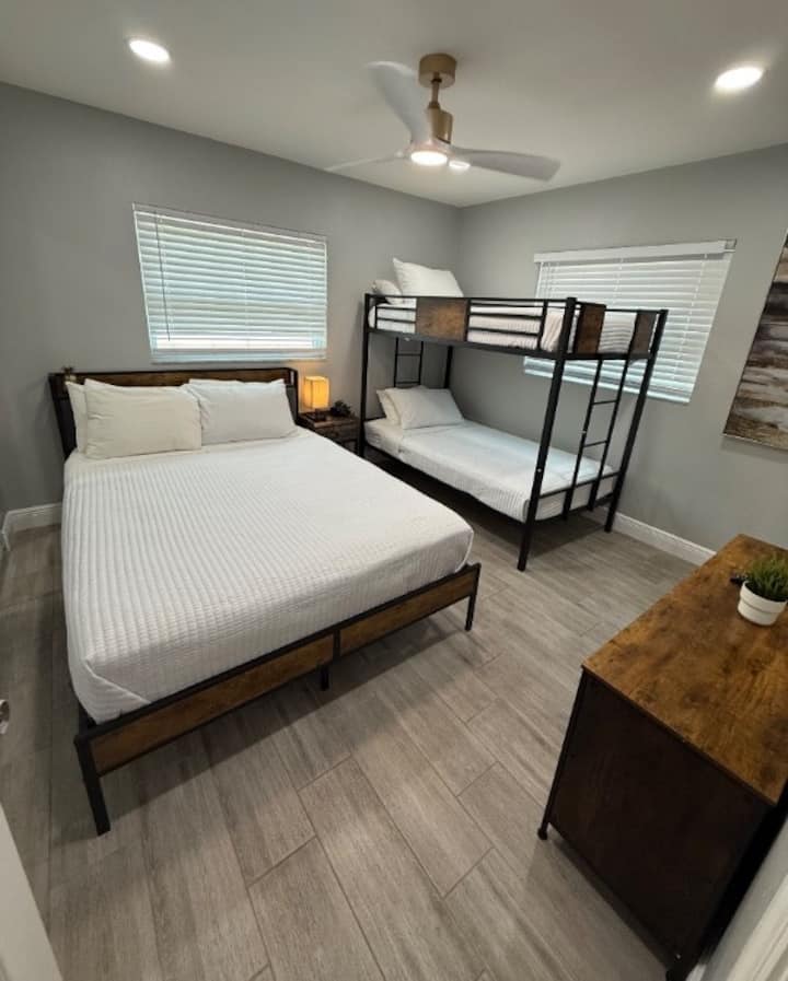 საძინებელი 3 იდეალურია ოჯახებისა თუ ჯგუფებისთვის — მასში არის 183×203 სმ ზომის საწოლი და დამატებითი ორსართულიანი საწოლი.