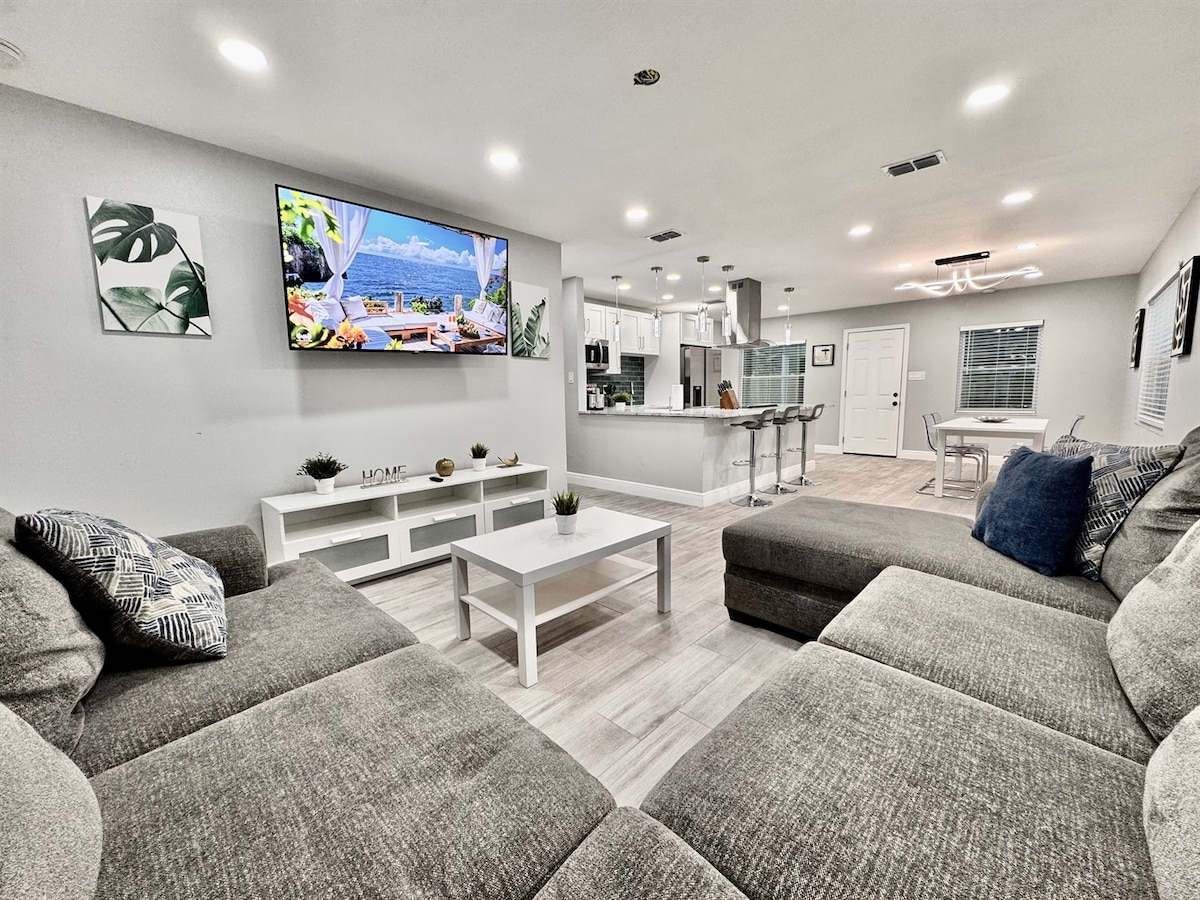 הסלון המרווח הזה מעוצב בקפידה כדי לספק את כל הצרכים שלכם, בין אם אתם נרגעים אחרי יום של סיור בטמפה, מארחים ערב סרטים או פשוט נהנים מזמן איכות עם יקיריהם.