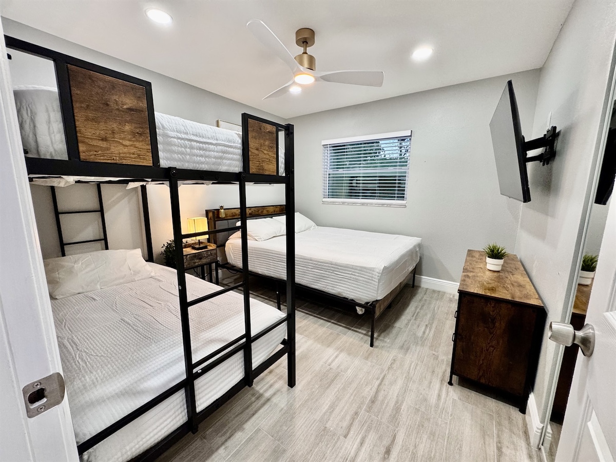 בין אם אתם מארחים מטיילים צעירים יותר, אורחים נוספים או פשוט מחפשים חלל נעים אך פונקציונלי, חדר השינה הזה מציע את השילוב המושלם של נוחות ומעשיות.