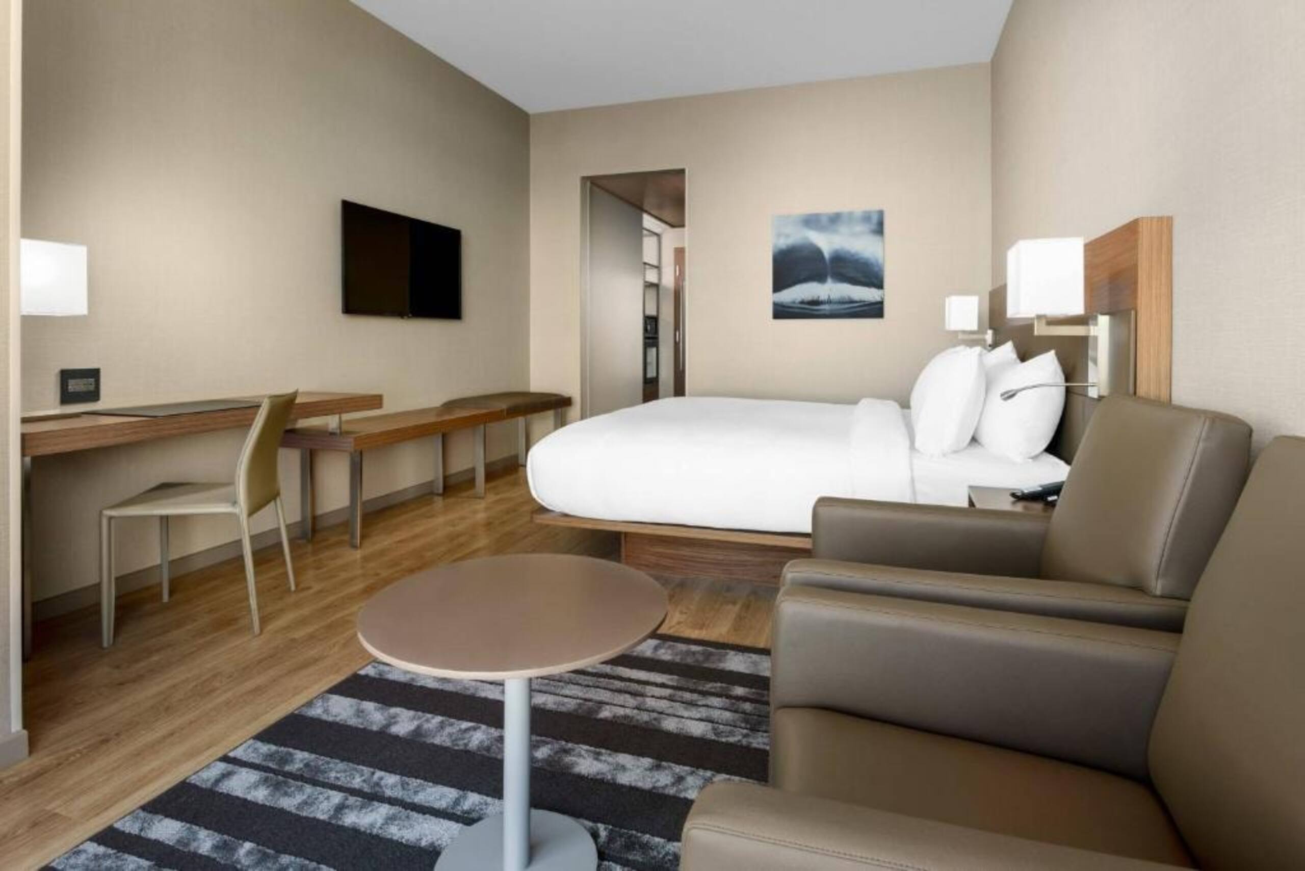 King Room Near Public Storage SAN - Image 3