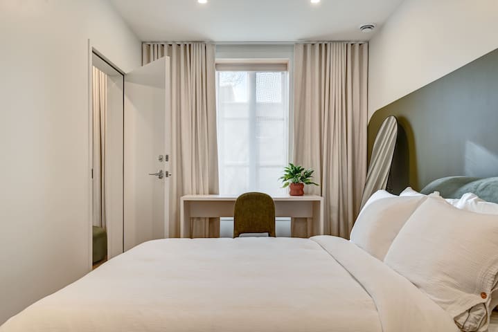 Luxury 4 beds, 4 bathrooms hotel-style apartment gallery image 3