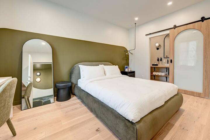 Luxury 4 beds, 4 bathrooms hotel-style apartment gallery image 2