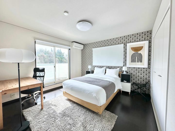 เตียงคู่ห้องนอนนี้ยังตั้งอยู่ที่ชั้น 2 คุณมีโต๊ะทำงานขนาดใหญ่และเก้าอี้ทำงานสำหรับโต๊ะทำงานของคุณ 