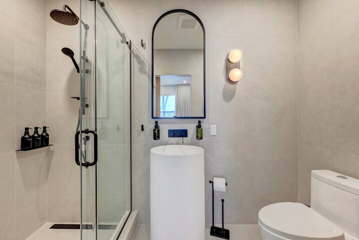 Luxury 5 bed + 5 bath hotel-style apartment gallery image 4