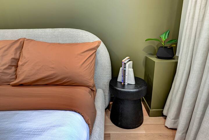 Luxury 5 bed + 5 bath hotel-style apartment gallery image 3