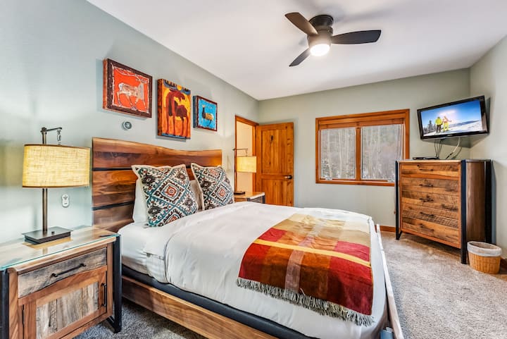 Dormitorio 2: cama queen, TV por cable, baño privado