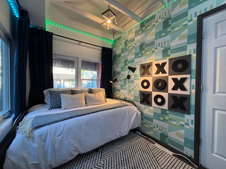 Starehe hukutana na baridi katika chumba hiki cha kulala cha kuchezea kilicho na sanaa ya ukuta yenye ujasiri, matandiko laini na taa za LED. Likizo yenye starehe kwa ajili ya usiku wa mapumziko na mandhari maridadi.